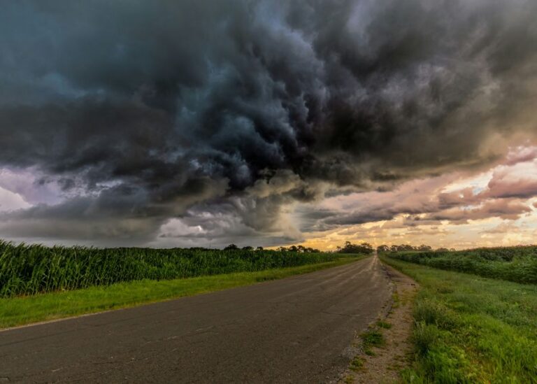 storm clouds gathering illustrating severe weather common in Nixa, MO