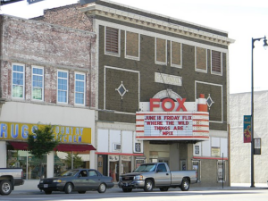 Outside image of Colonial Fox Theatre in Pittsburg